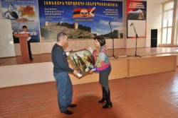 Ասկերանի շրջանի Խնձրիստան համայնքի դպրոցի սաները շնորհավորել են ոստիկաններին
